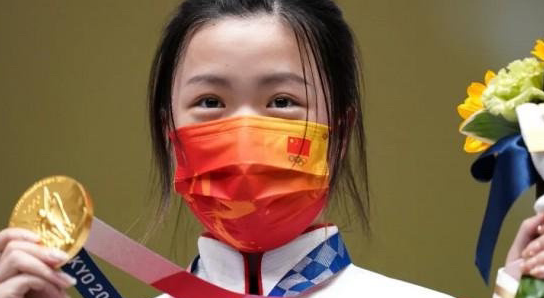 第十四届全运会开幕 奥运首金的杨倩选手点燃火炬